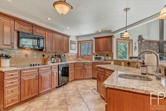 Building Photo - All utilities included! Winter lease! Pond...