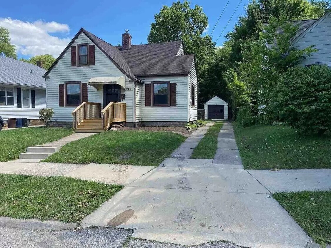 Foto principal - 4 bedroom home in Rockford