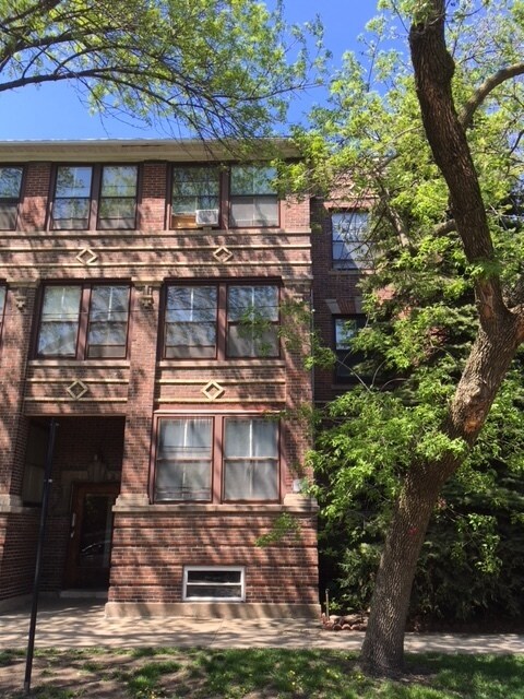 Building Photo - 2208 W Berteau Ave