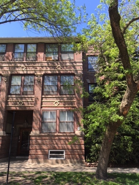 Building Photo - 2208 W Berteau Ave