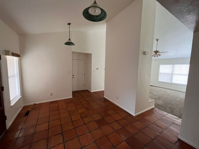 Foto del edificio - Move in ready!