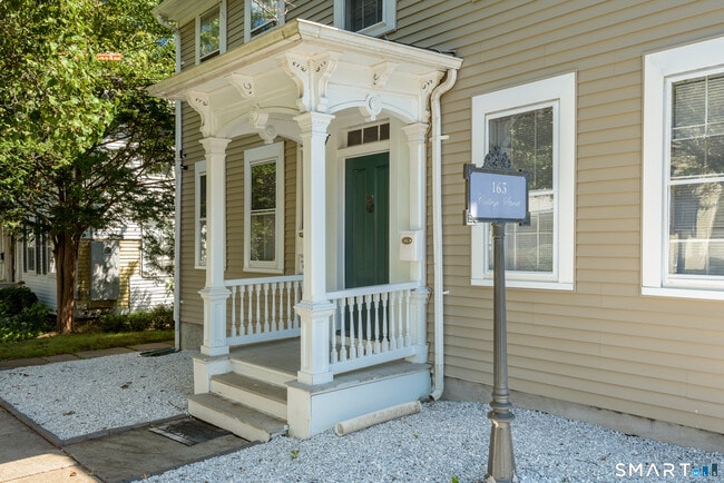 Building Photo - 163 College St