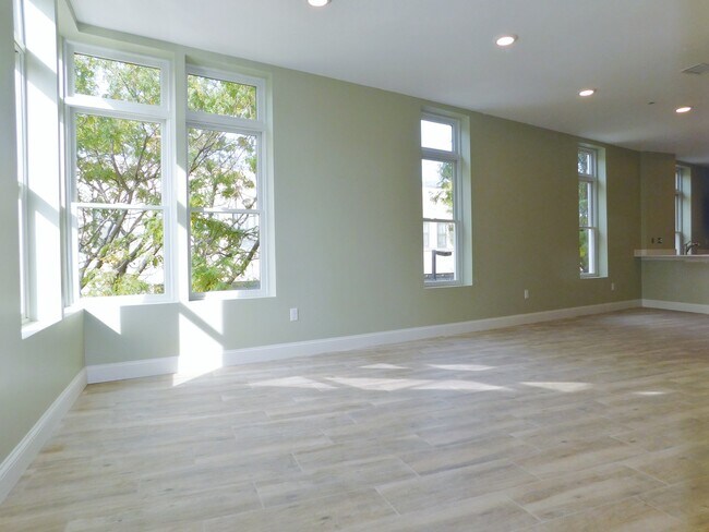Building Photo - 10 Roxbury St