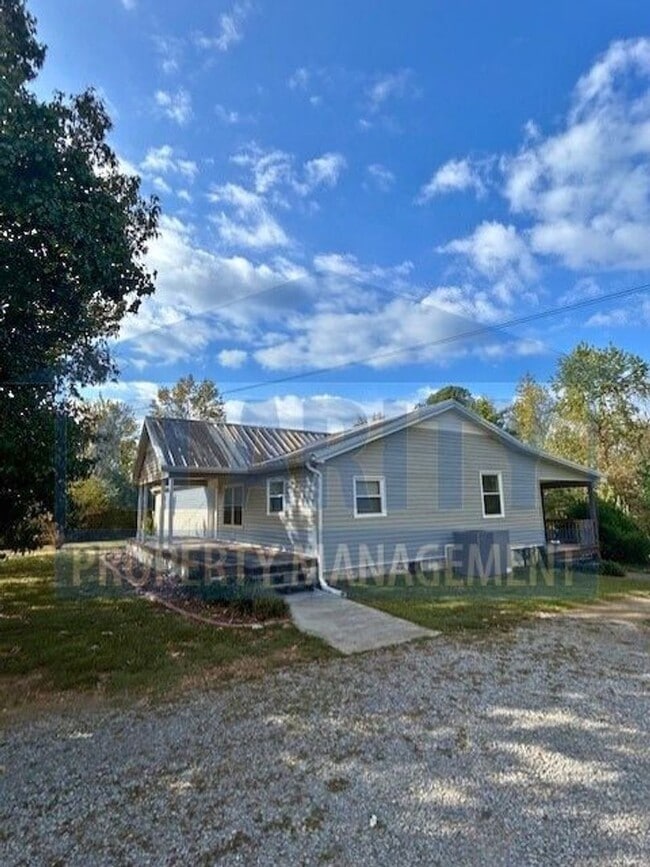 Building Photo - Spacious 3 bedroom, 2 bath home