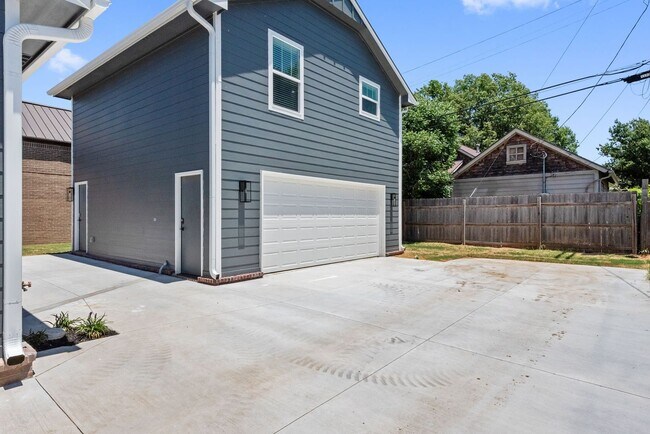 Foto del edificio - Newer construction - garage apartment avai...