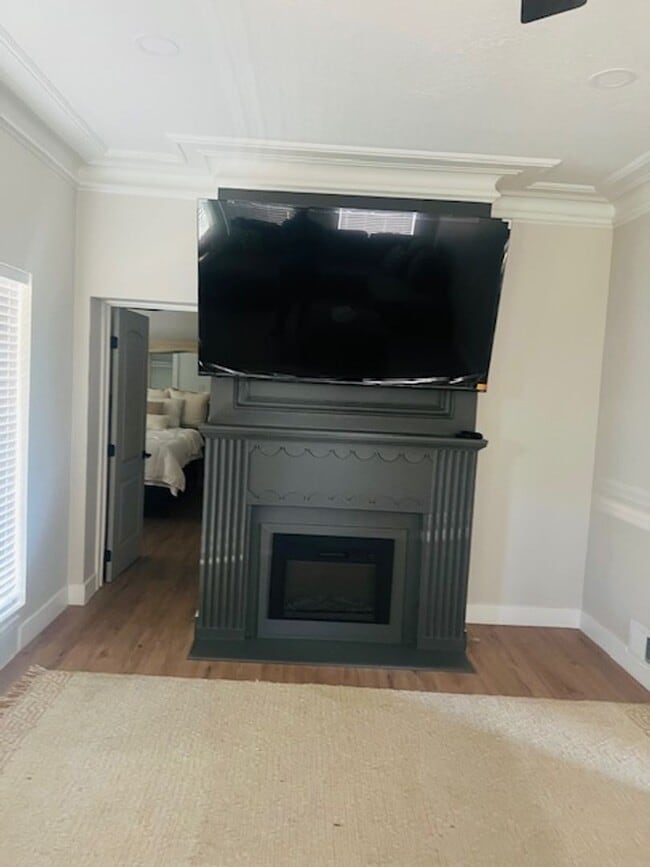 Building Photo - Beautifully remodeled home