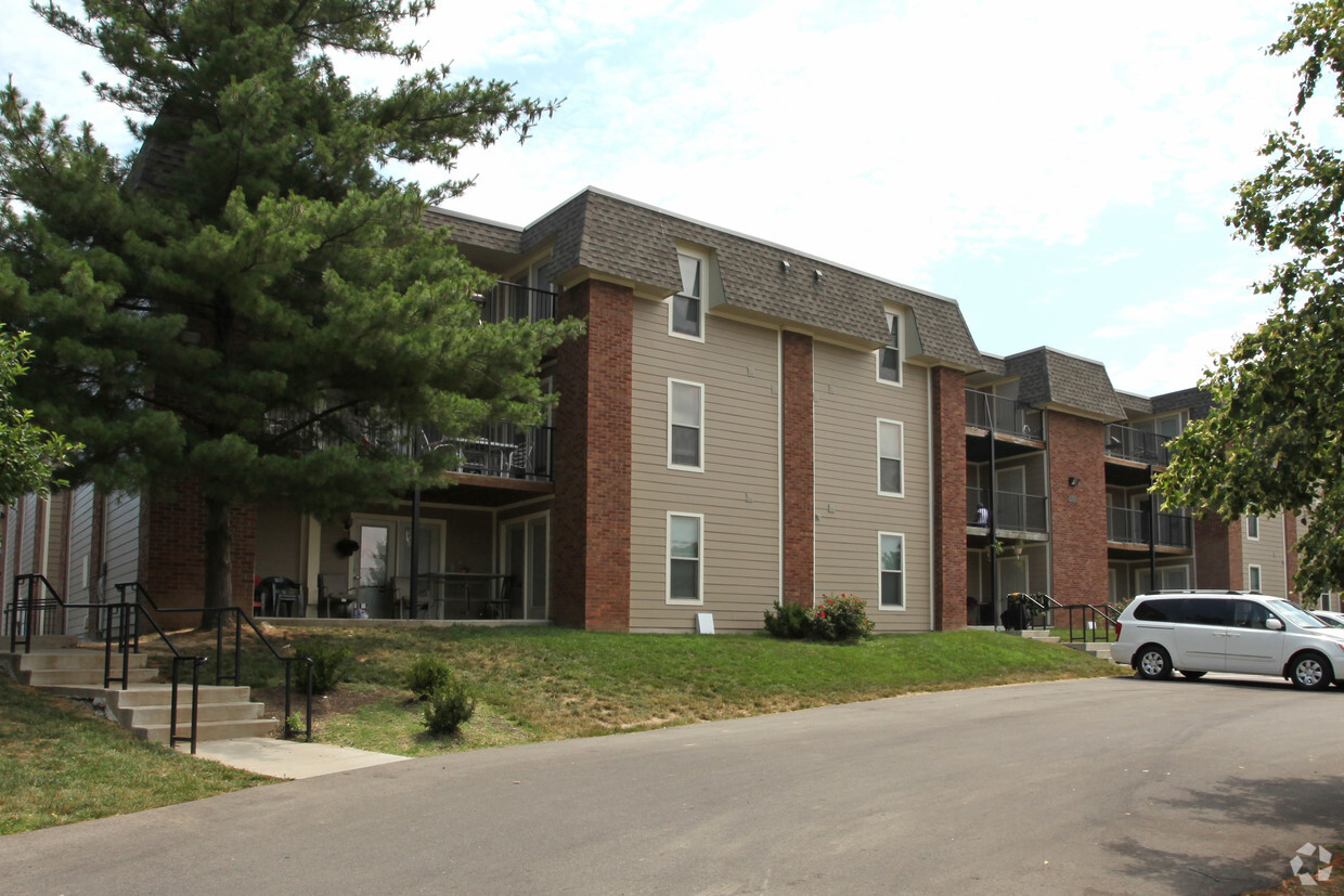 Primary Photo - Falcon Crest Apartments