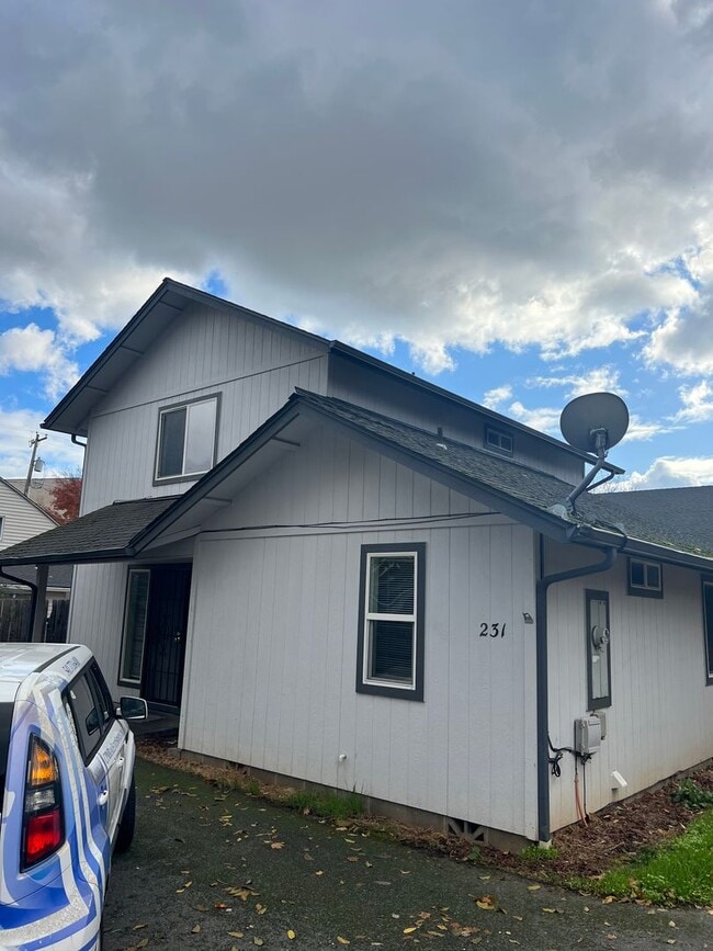 Building Photo - Lovely 3 bedroom, 2.5 bath home with laundry, near schools