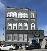 Building Photo - 117 Christina St N