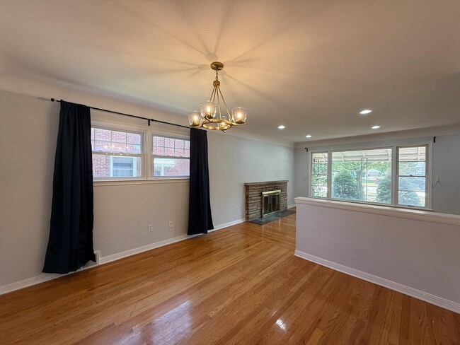 Building Photo - 2082 Vernier Rd