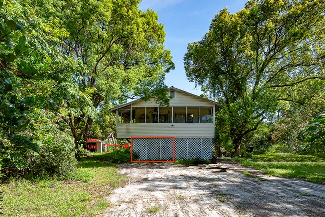 Building Photo - 1094 N Lakewood Ave