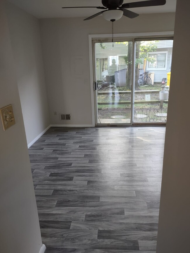 Building Photo - 53 Woodlake Manor Dr