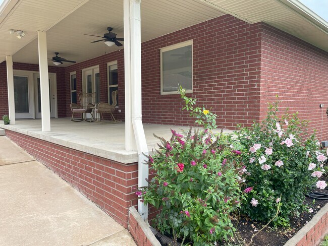 Gran patio trasero - 164 Tyler Cv