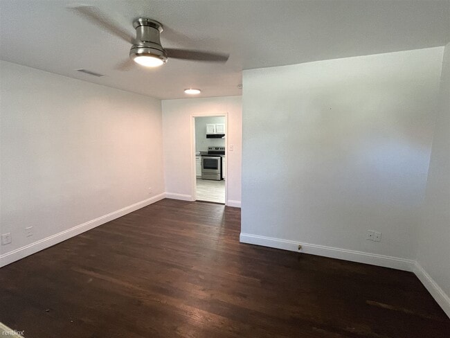 Foto del edificio - 3 br, 2 bath House - 3821 Winfield Avenue