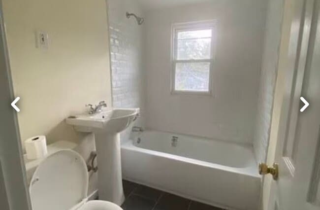 Building Photo - 242 Woodlawn Cir