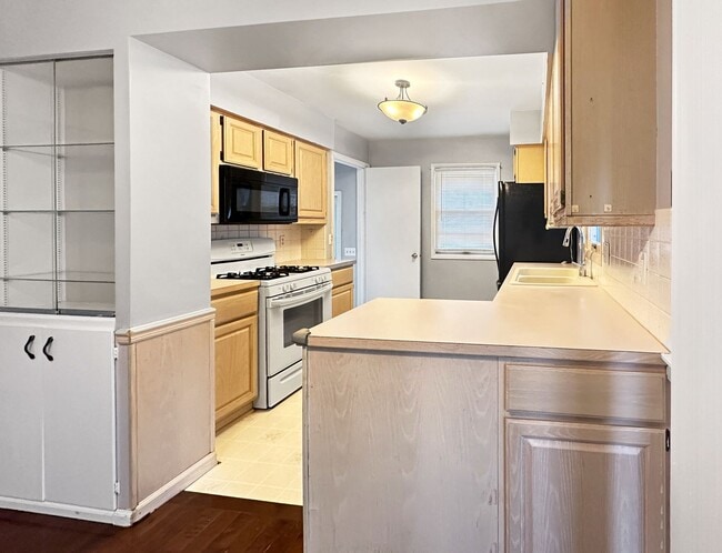 Building Photo - 3 Bed 1.5 Bath - Single Family Home - 2 St...