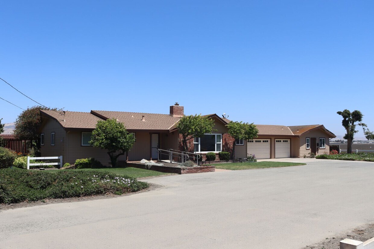 Foto principal - Owner pays all utilities including yard ca...