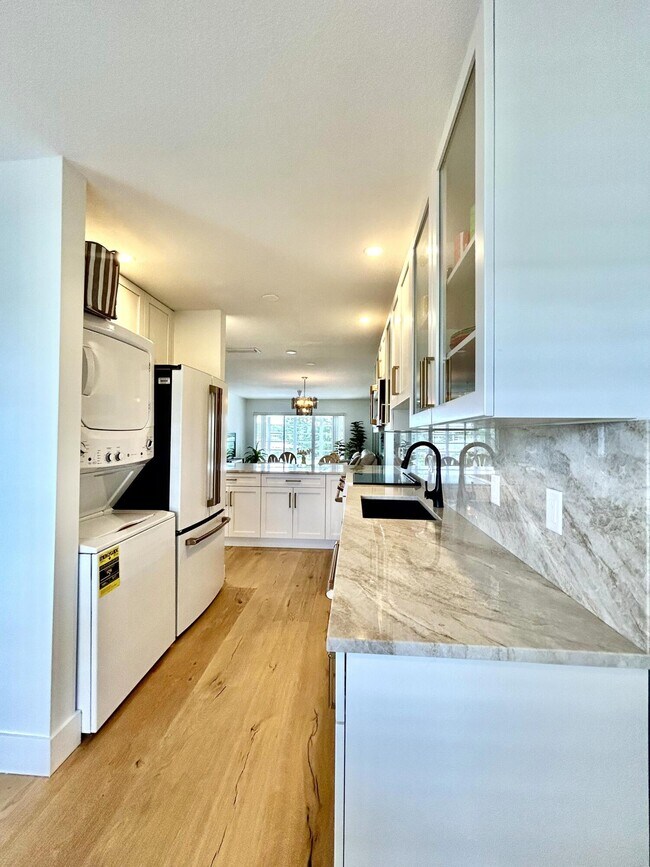 Building Photo - 1030 Silk Oak Terrace