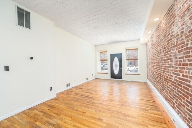 Building Photo - 1202 S. Clinton St./3 Bed, 2.5 Bath Townho...
