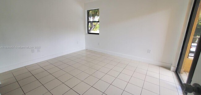 Foto del edificio - 530 NW 114th Ave