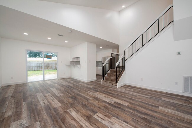 Foto del edificio - Remodeled and Updated 3/2 House with Garag...