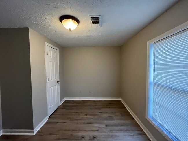 Building Photo - 604 N McLemore Ave