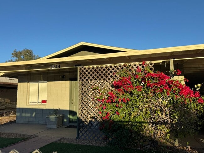 Building Photo - 3 BR 2Ba Home w/gated yard and storage area