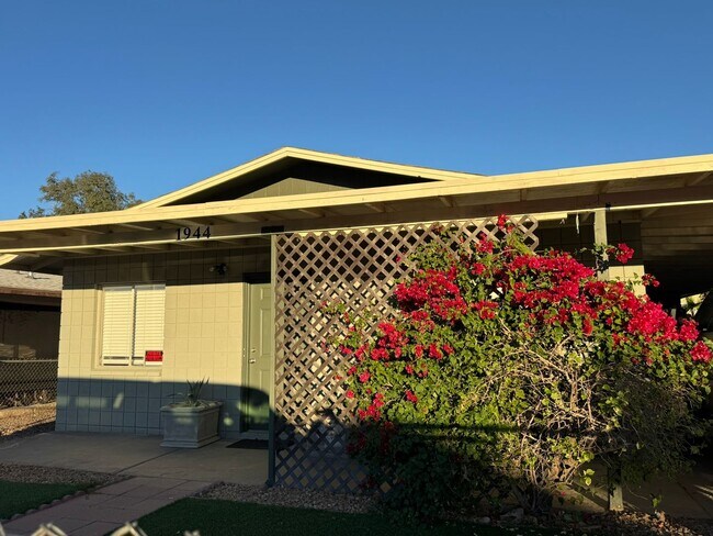 Foto del edificio - 3 BR 2Ba Home w/gated yard and storage area