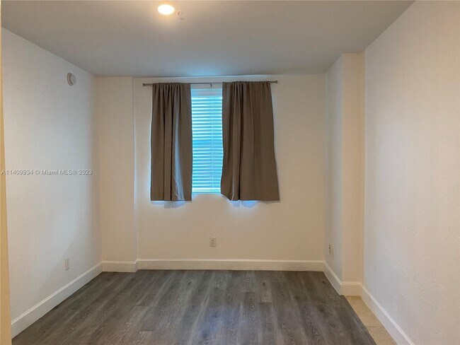 Foto del edificio - 14951 Royal Oaks Ln