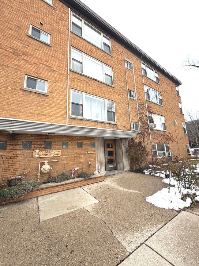 Building Photo - 7400 N Sheridan Rd