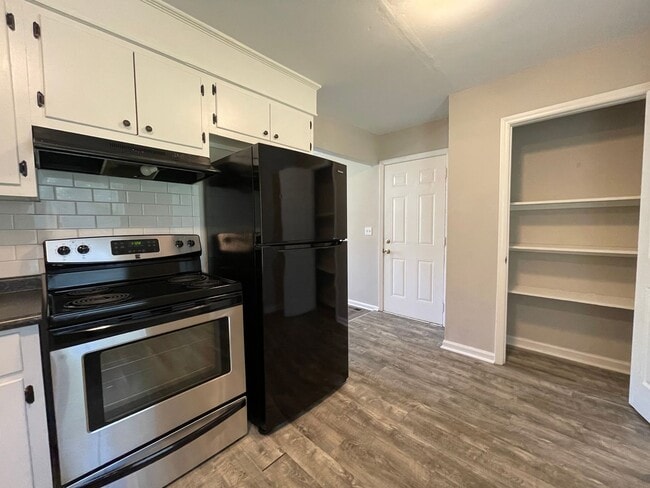 Building Photo - DISTRICT 6 - 3 bedroom - Tour today!
