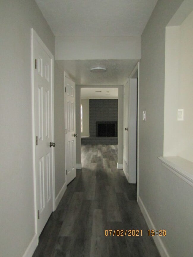 Building Photo - $200.00 off full month's rent...MACARTHUR ...