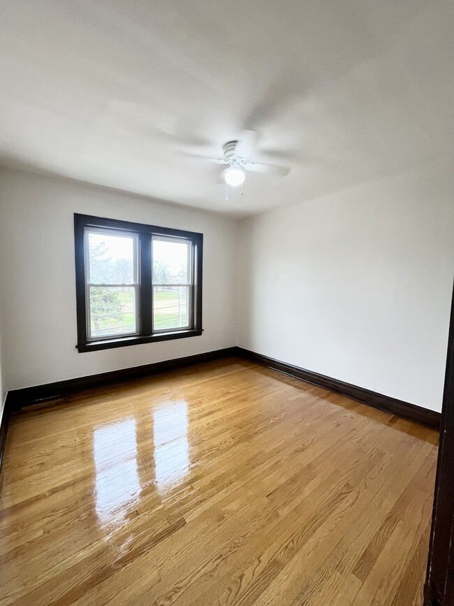 Foto del edificio - 2316 N Leclaire Ave