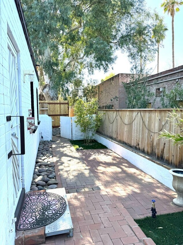 Primary Photo - 1 Bedroom chic guesthouse near UOA and Ban...