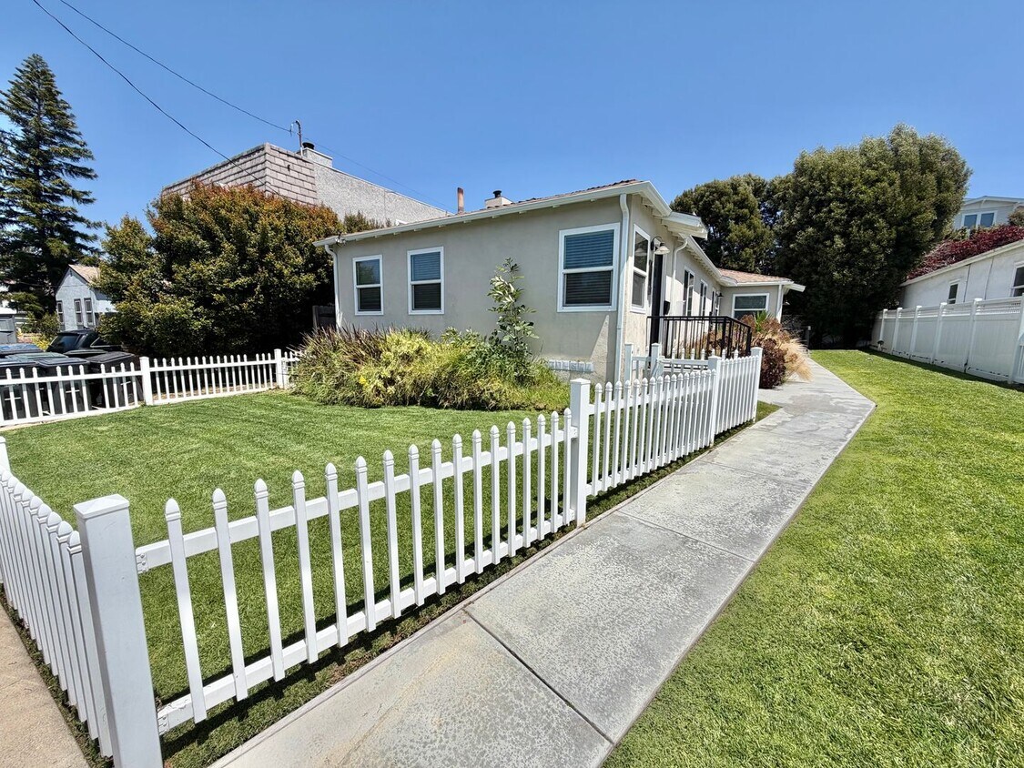 Large Private Yard, New Flooring & Free Laundry in Renovated 1BD - Large Private Yard, New Flooring & Free Laundry in Renovated 1BD