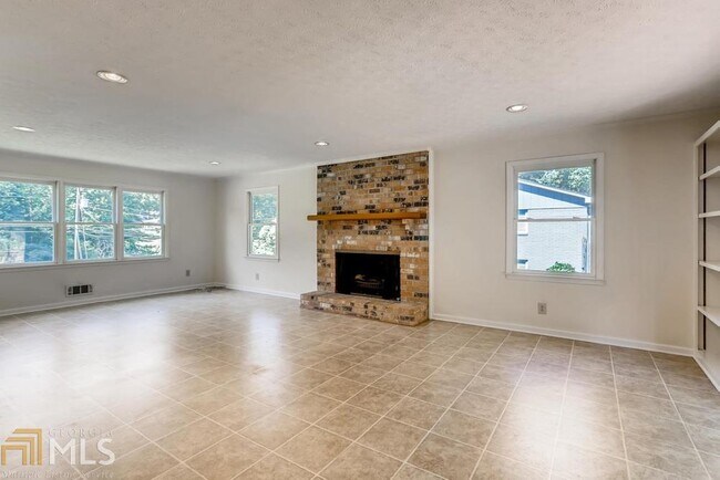 Building Photo - 2584 Warwick Dr