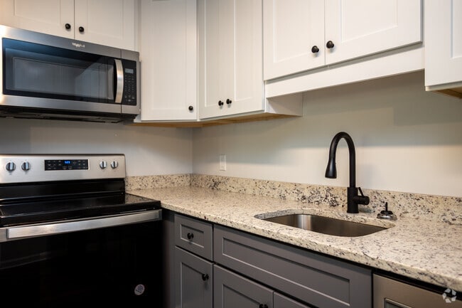 2BR,1BA - 730SF - Kitchen - Woodlands at Concord