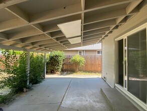 Building Photo - 561 Azalea Way
