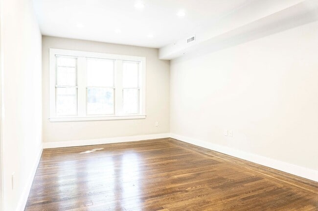 Photo - Perfect BC Location, In-Unit Water and Dry... Apartment