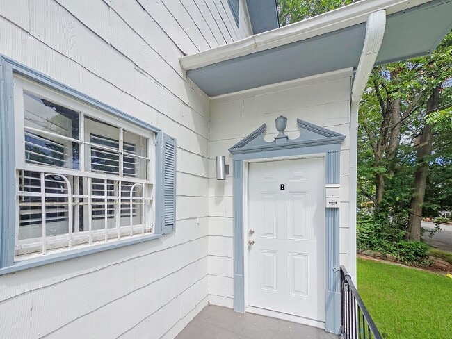 Building Photo - 1111 Lawton Pl SW
