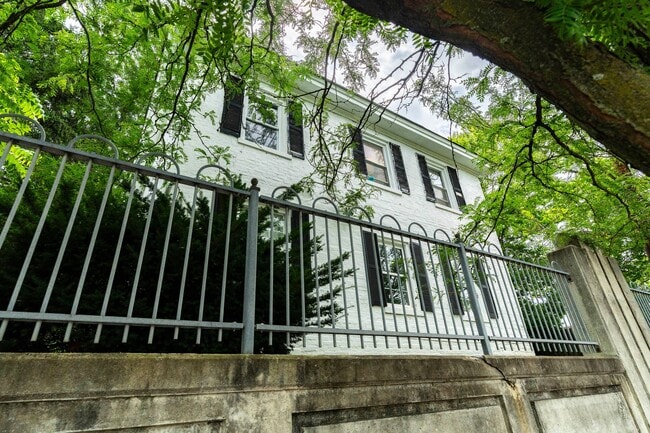 Building Photo - 2320 Beechmont Ave