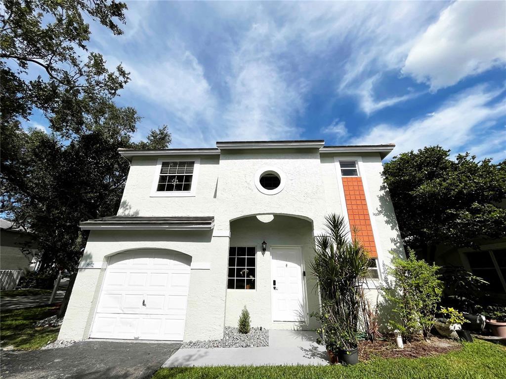 Foto principal - 9832 NW 9th Ct