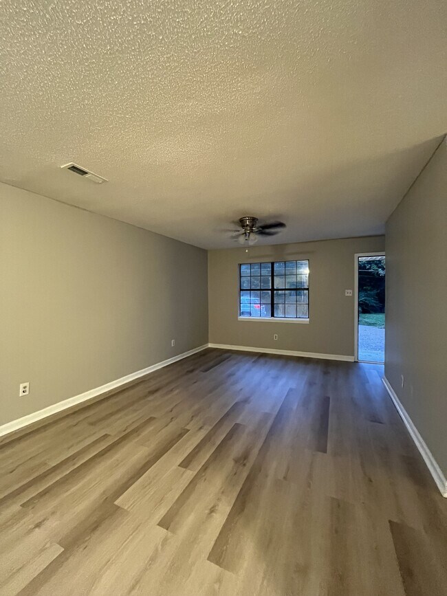 Foto del edificio - 270 N Main St