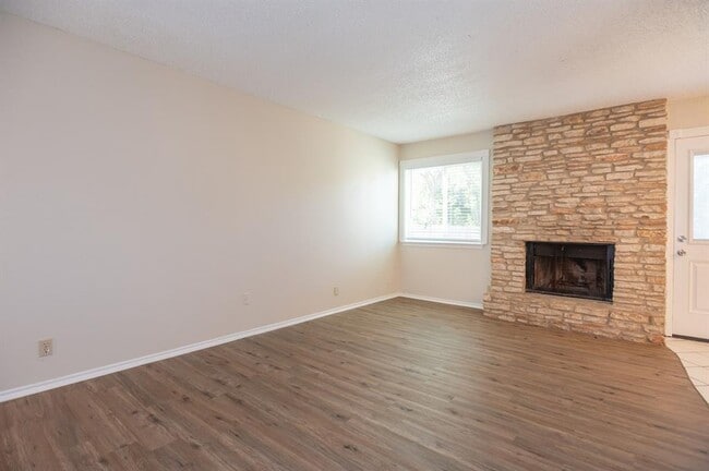 Building Photo - 925 Chisholm Cove