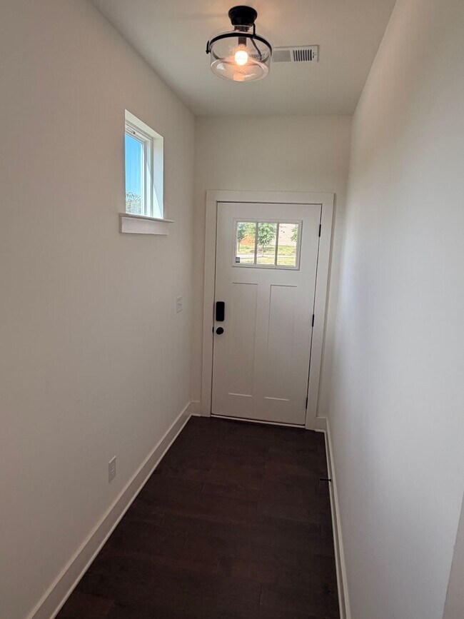 Building Photo - 2221 Flying Spur Dr