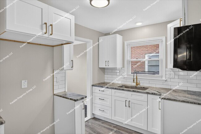 Foto del edificio - Fully Renovated 3-Bedroom Brick Bungalow in Detroit, 48235
