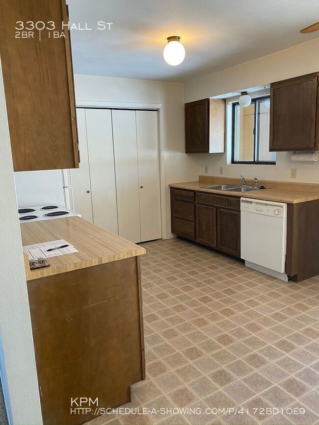 Foto del edificio - 3303 Hall St