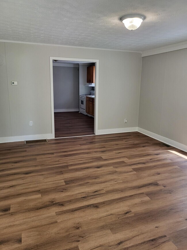 Building Photo - 303 Elm St