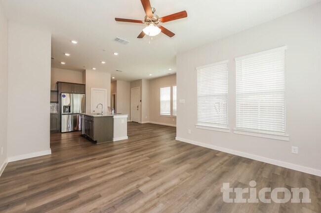 Building Photo - 306 Lincoln Cir