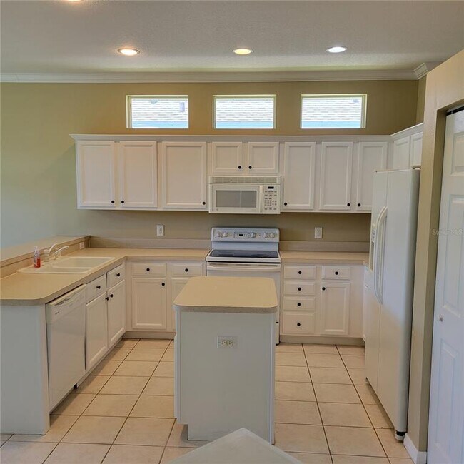 Building Photo - 1402 Millbrook Cir